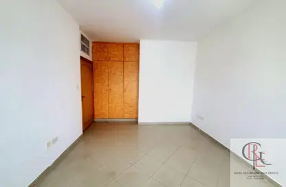 شقة - 2 غرف نوم - 2 حمامات للايجار في شعبية 11 - شعبية - مصفح - أبوظبي