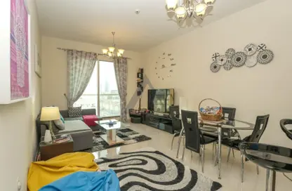 شقة - غرفة نوم - 2 حمامات للايجار في مجمع روكسانا السكني - سي - روكسانا ريزيدنس - الضاحية 12 - قرية جميرا الدائرية - دبي