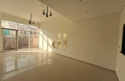 شقة - 2 غرف نوم - 3 حمامات للايجار في بناية رويال جي في سي - الضاحية 10 - قرية جميرا الدائرية - دبي