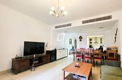 شقة - 2 غرف نوم - 3 حمامات للبيع في ينسون 4 - ينسون - دبي القديمة - وسط مدينة دبي - دبي