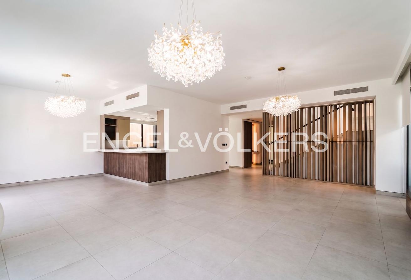Luxury Corner Villa | Upgraded | Smart Home & Pool photo 4
