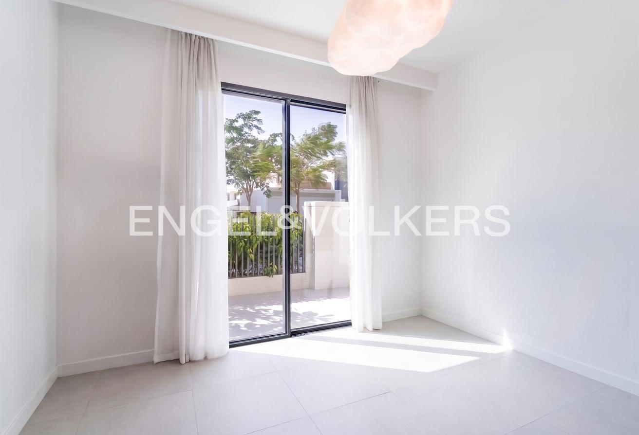 Luxury Corner Villa | Upgraded | Smart Home & Pool photo 6