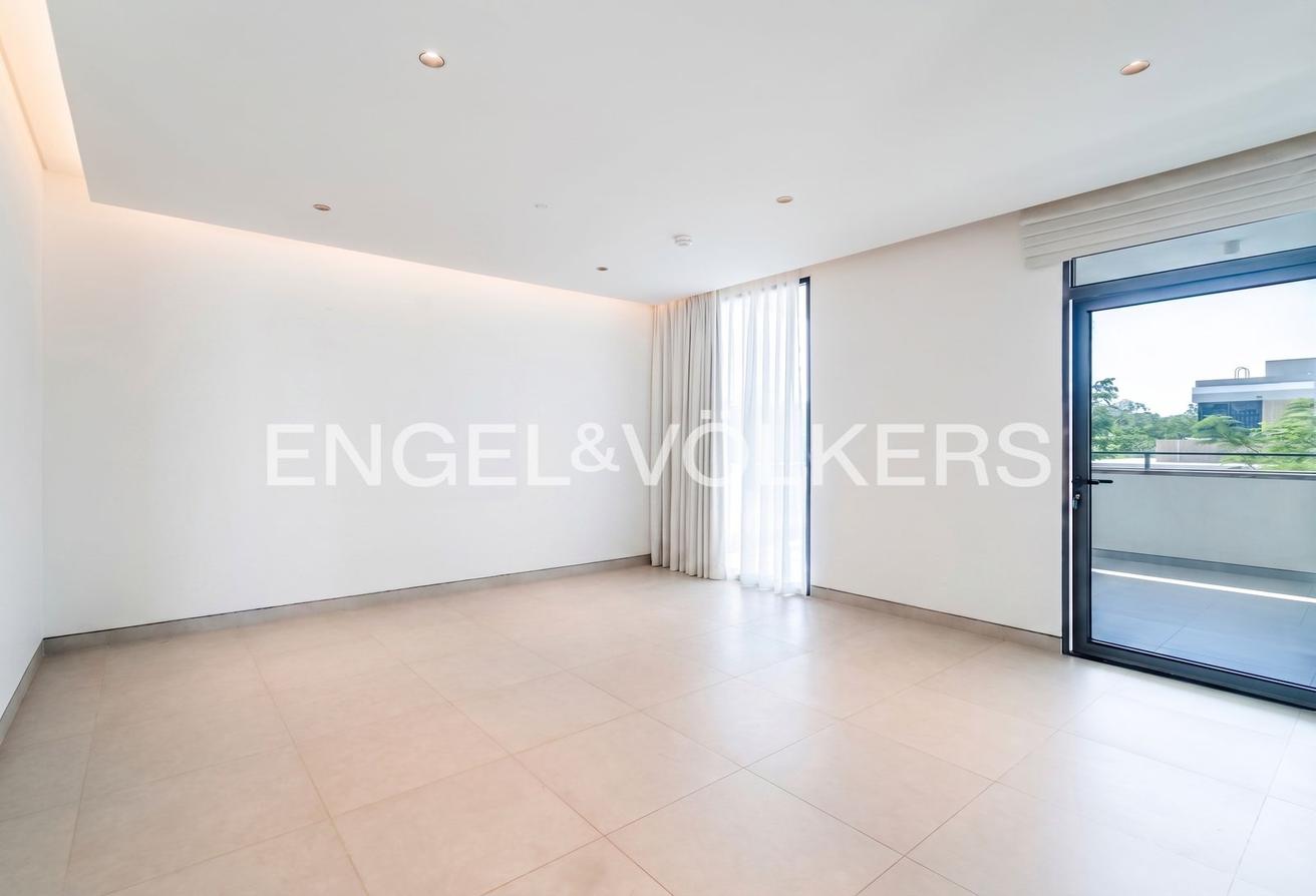 Luxury Corner Villa | Upgraded | Smart Home & Pool photo 8