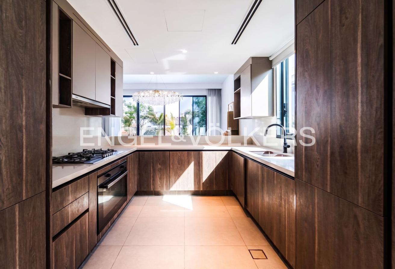 Luxury Corner Villa | Upgraded | Smart Home & Pool photo 5