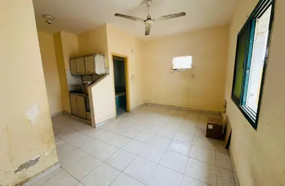 شقة - 1 حمام للايجار في بناء النباعة - النبعة - الشرق - الشارقة