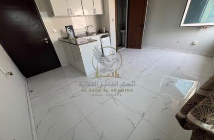 Apartment - Studio for rent in Budaniq 9 Building - Budaniq - Al Qasimia - Sharjah