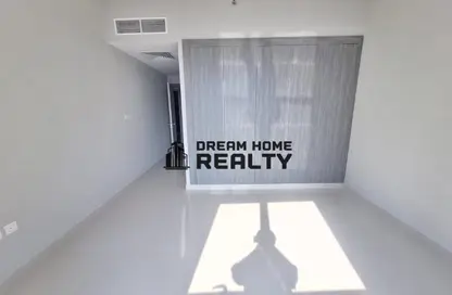 شقة - 2 غرف نوم - 3 حمامات للايجار في برج ب او اس الخان - الخان - الشارقة