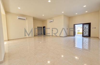 Villa - 4 - 5 for rent in Al Aweer 1 - Al Aweer - Dubai