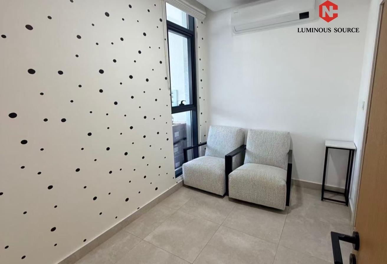 Golf View/ Spacious Layout/ Vacant photo 8
