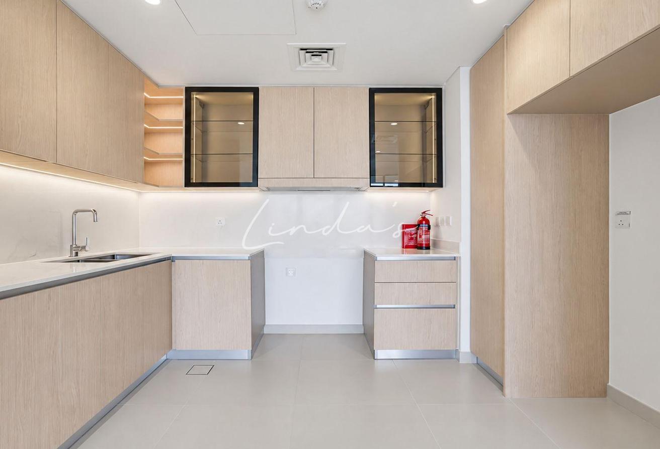 Golf Course View | High Floor | Unfurnished photo 6