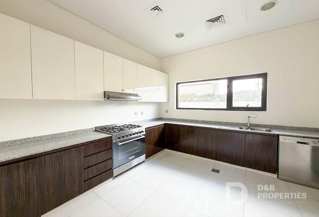 Stunning View | Excellent Condition | Spacious photo 5