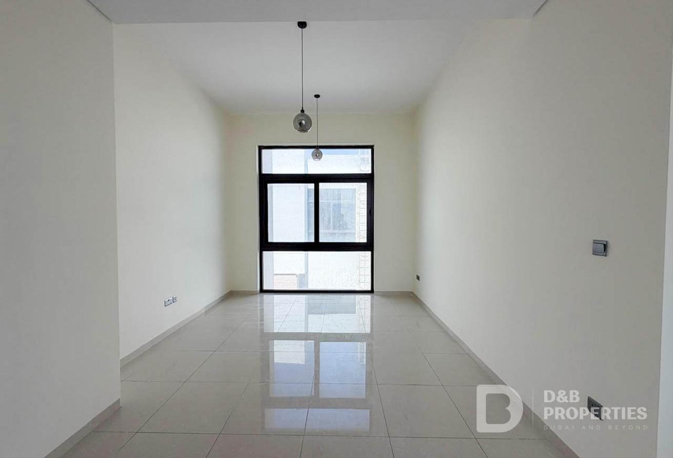 Stunning View | Excellent Condition | Spacious photo 4