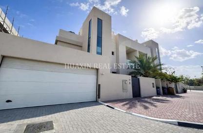 Villa - 4 Bedrooms - 5 Bathrooms for rent in Jumeirah 1 Villas - Jumeirah 1 - Jumeirah - Dubai