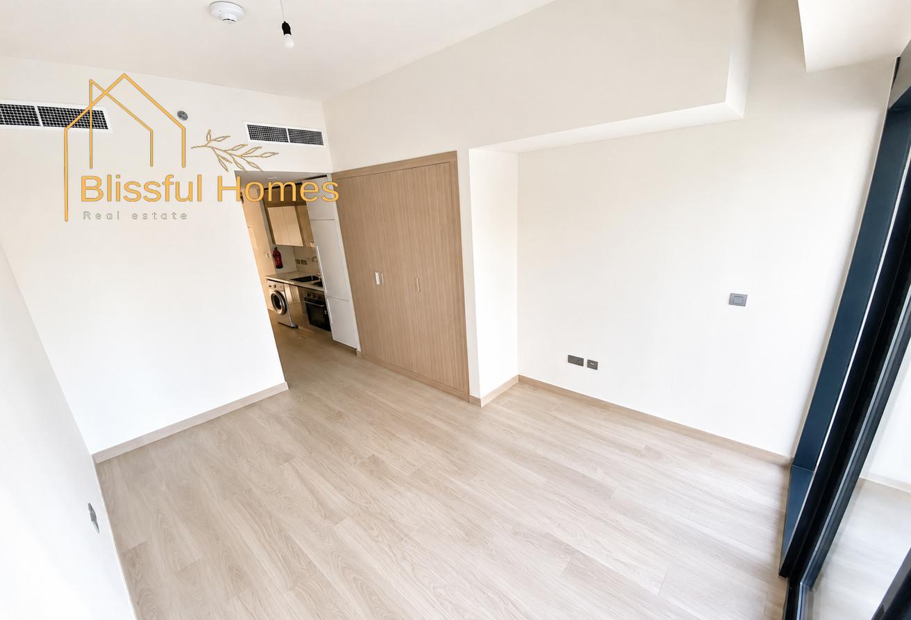 STUDIO UNFURNISHED | COMMUNITY VIEW photo 3