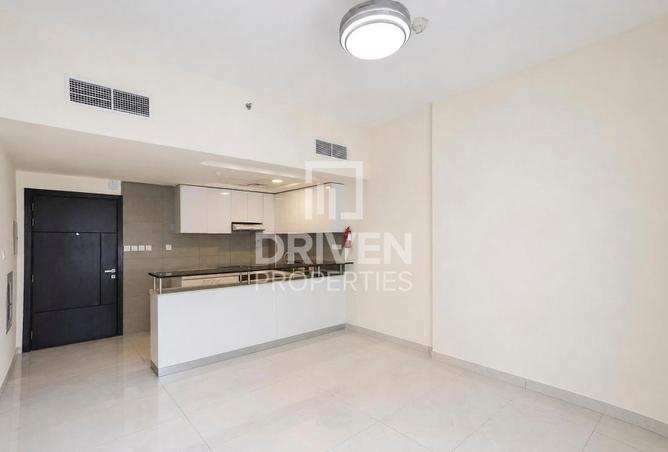 Bright | Mid Floor | Close to Bus and Metro photo 2
