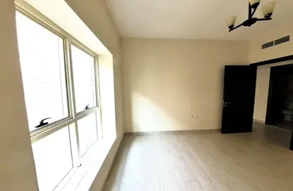 شقة - 3 غرف نوم - 2 حمامات للايجار في مجمع مويلح - تجارية مويلح - الشارقة