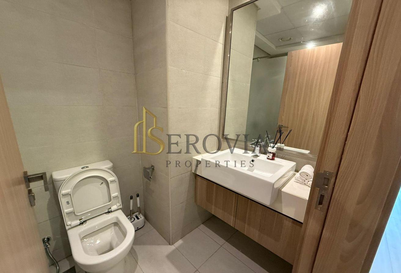 Fully Furnished Studio | Burj Khalifa | Pool View photo 6