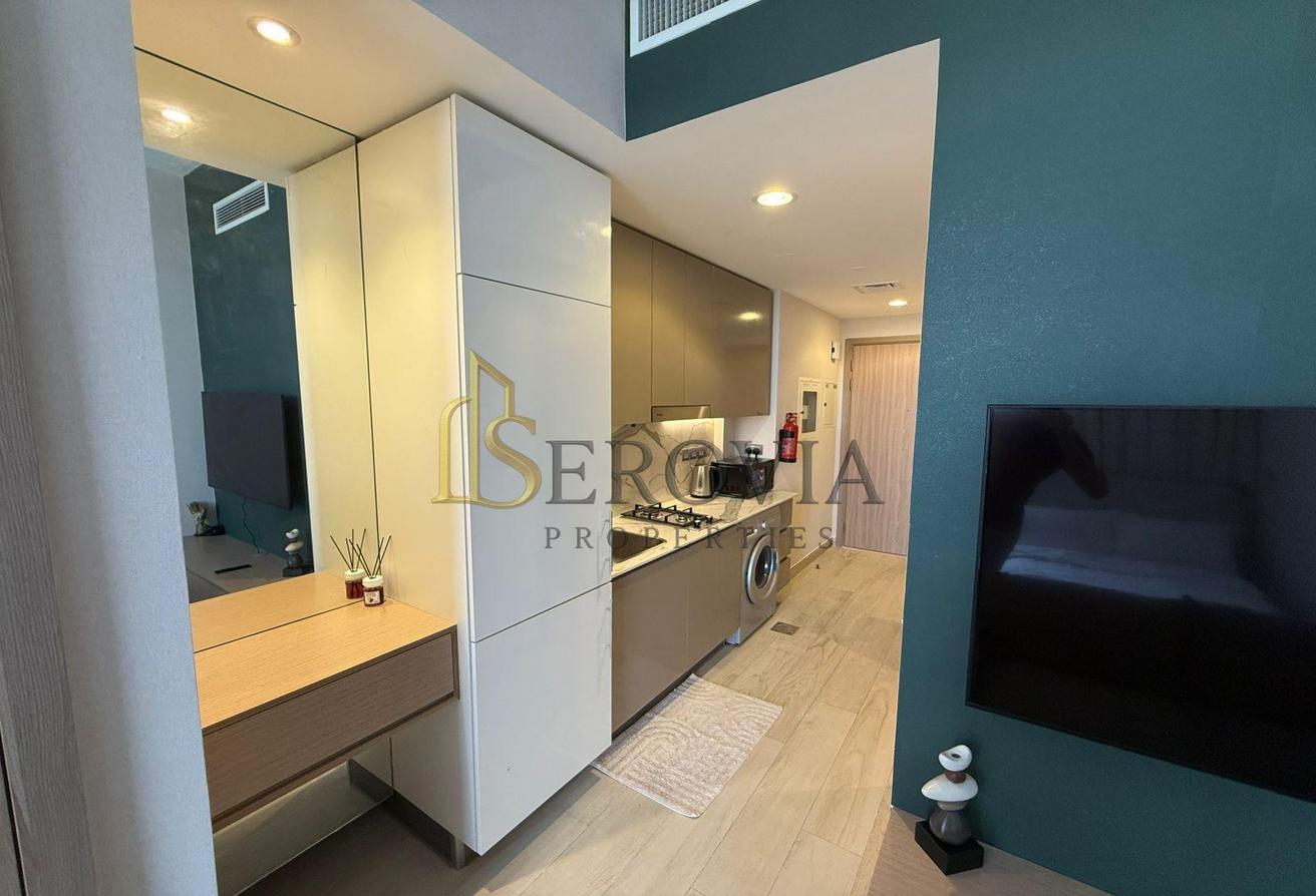 Fully Furnished Studio | Burj Khalifa | Pool View photo 5