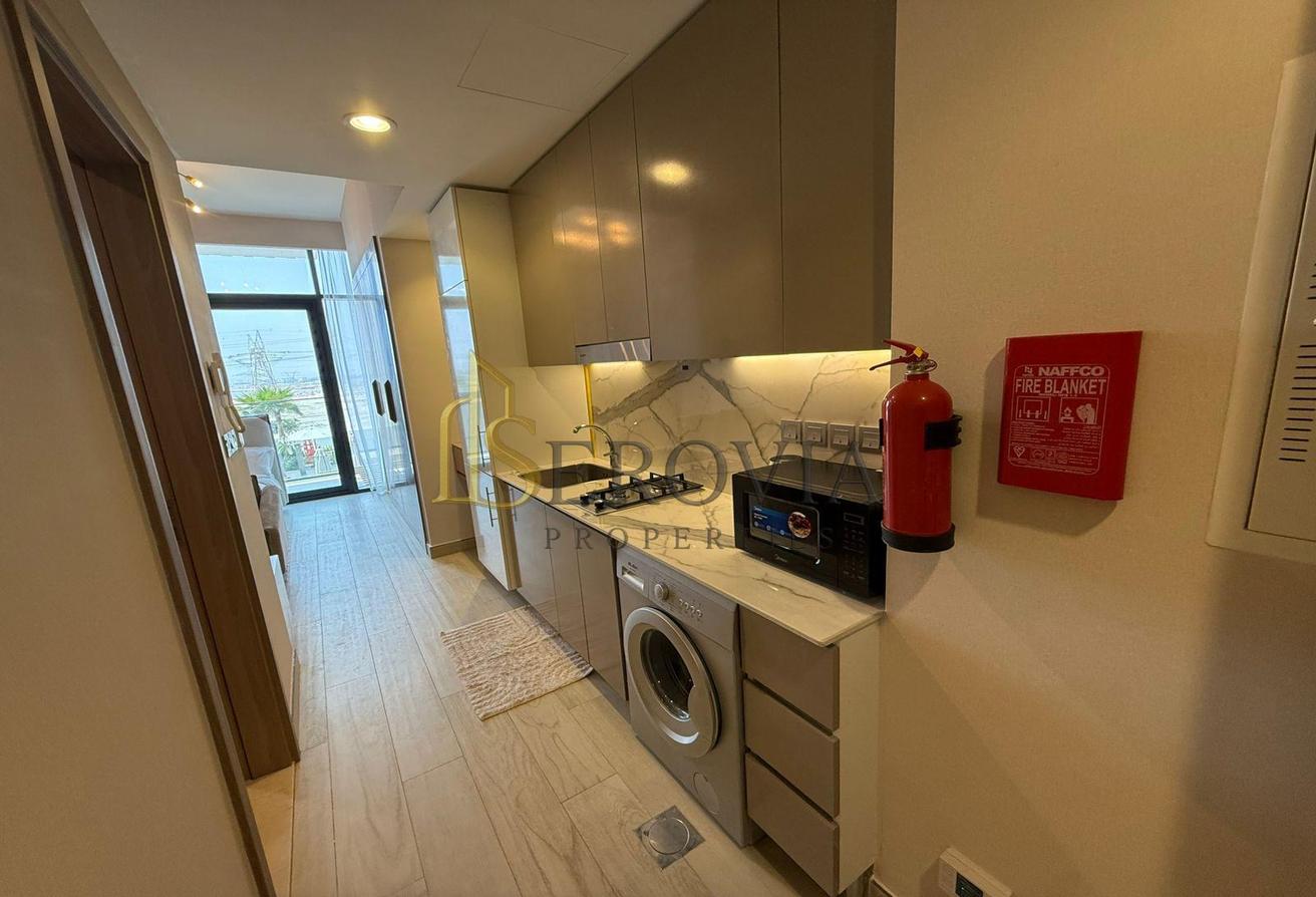Fully Furnished Studio | Burj Khalifa | Pool View photo 2