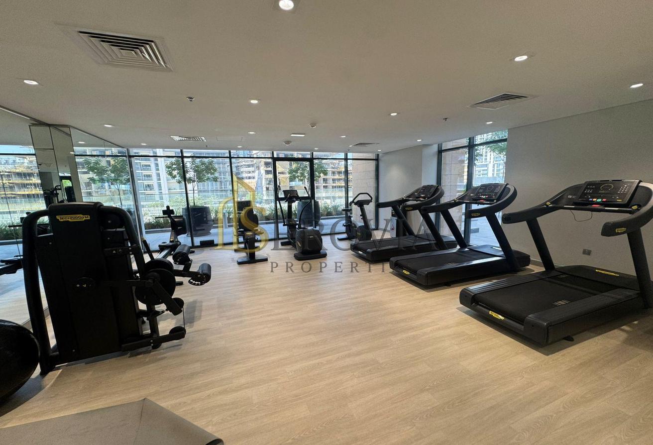 Fully Furnished Studio | Burj Khalifa | Pool View photo 9