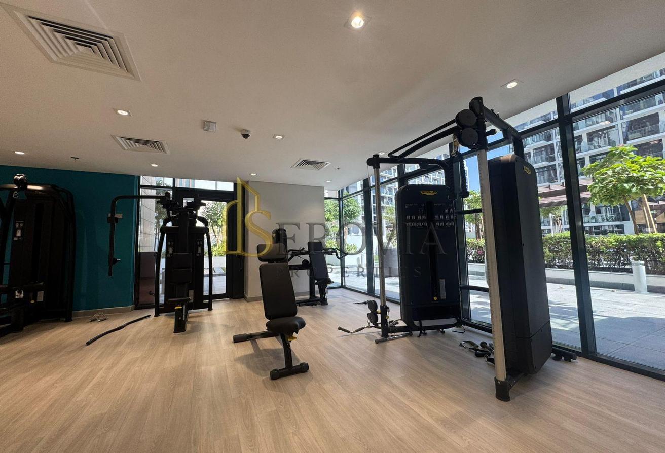 Fully Furnished Studio | Burj Khalifa | Pool View photo 12