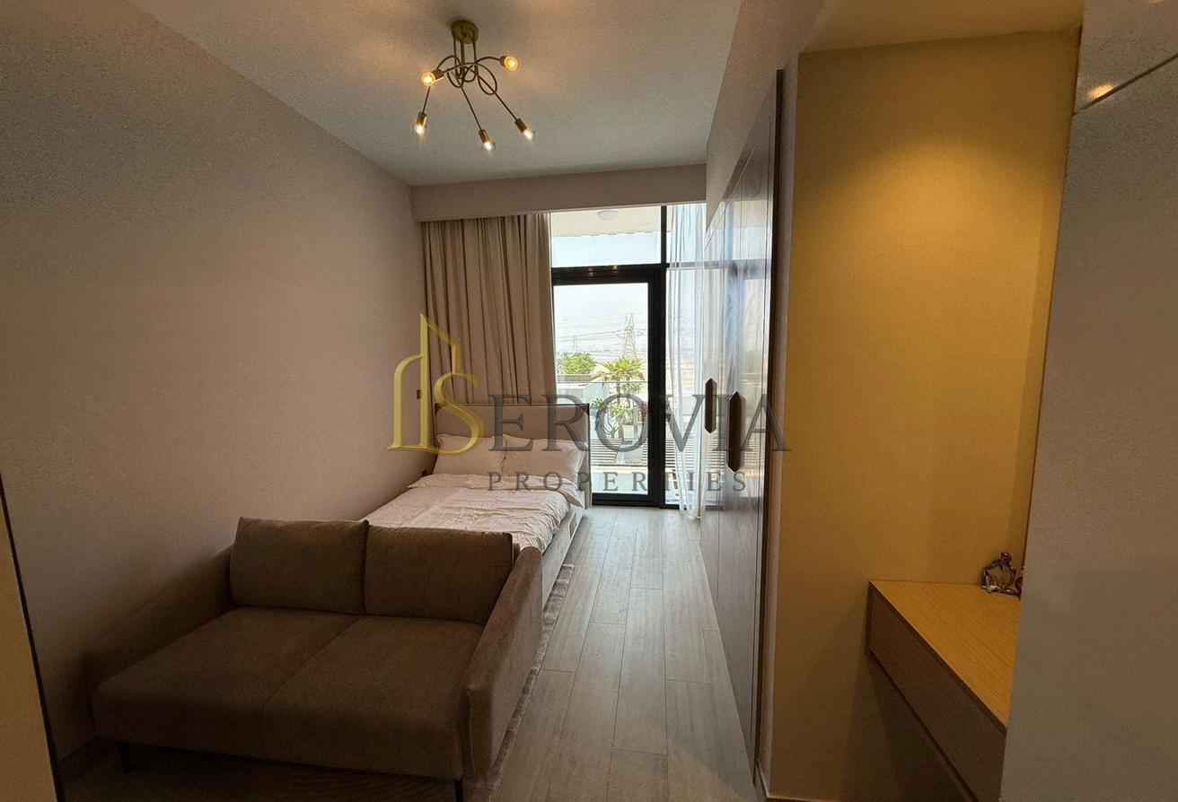 Fully Furnished Studio | Burj Khalifa | Pool View photo 3