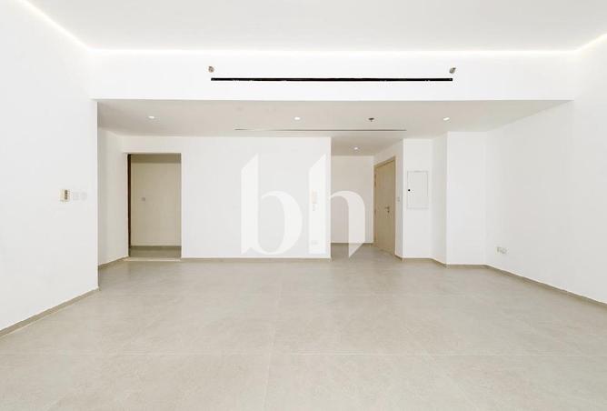 3-bed apartment in Shams 2 · Unfurnished · Upgraded — photo 3