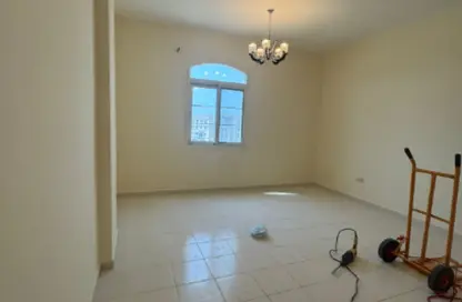 شقة - غرفة نوم - 2 حمامات للايجار في P04 - طراز فرنسي - المدينة العالمية - دبي