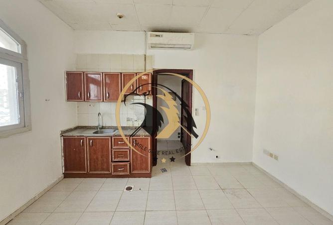 Spacious Studio Apartment with Lobby in Building