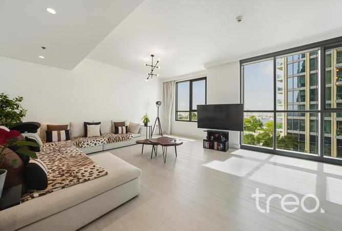 إطلالات على الماء | فسيح | خالٍ في الأول من أبريل