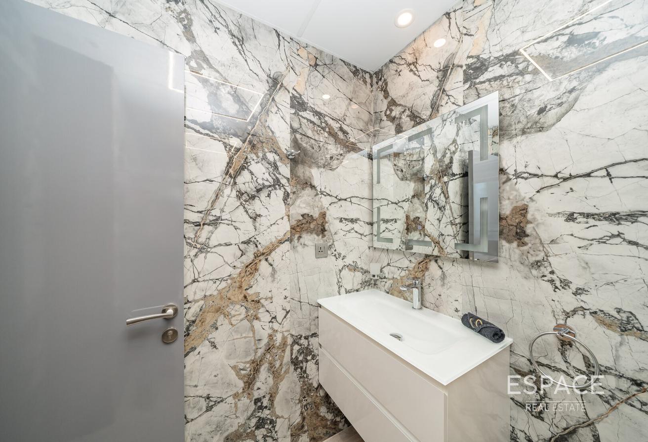 Upgraded | All bills icluded | Fully Furnished photo 6