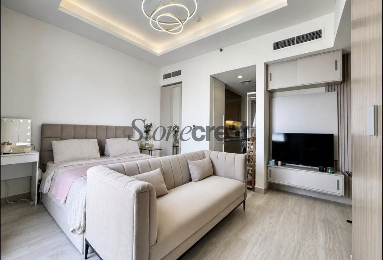 12 Cheques | Furnished | Vacant | Pool view photo 4