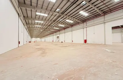 مستودع - استوديو - 4 حمامات للايجار في الصجعة - الشارقة