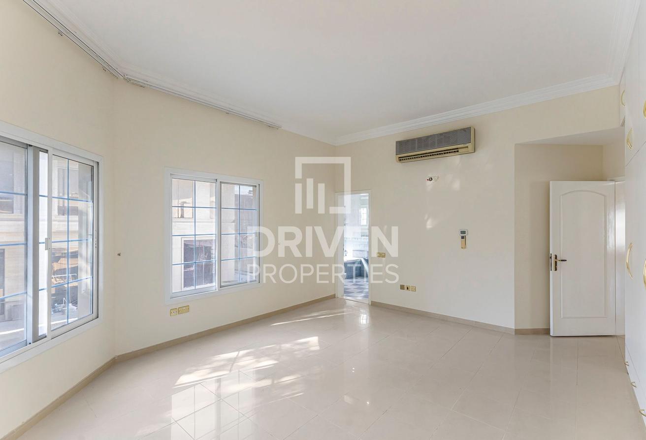 Spacious Villa | Well Maintained | Prime Location photo 11