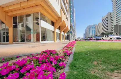 صالة عرض - استوديو - 2 حمامات للايجار في شارع النجدة - أبوظبي