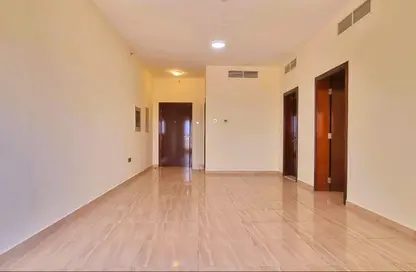 شقة - غرفة نوم - 2 حمامات للايجار في الرفاعة - بر دبي - دبي