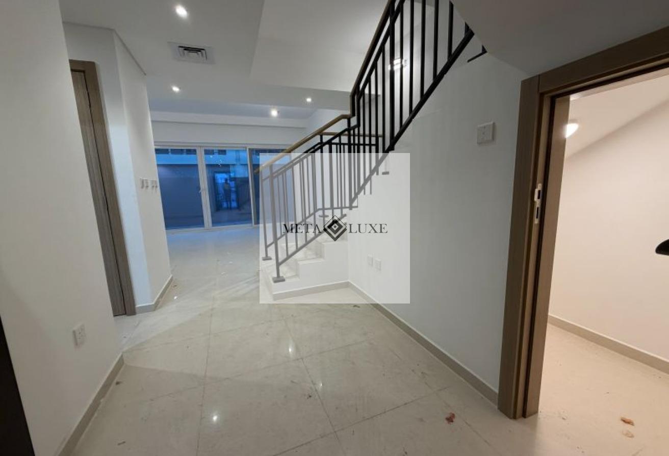 Vacant, Close Kitchen, Spacious 3 BHK photo 4