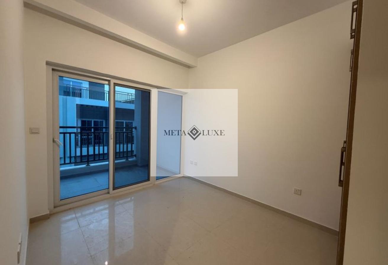 Vacant, Close Kitchen, Spacious 3 BHK photo 14