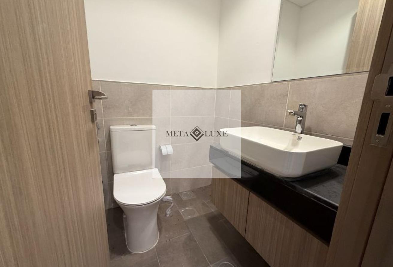 Vacant, Close Kitchen, Spacious 3 BHK photo 9