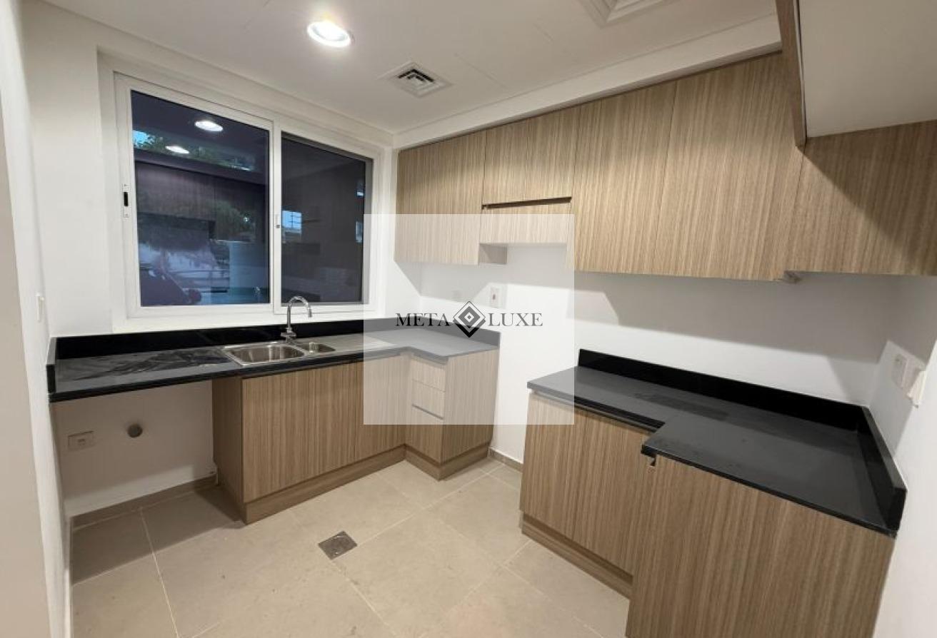Vacant, Close Kitchen, Spacious 3 BHK photo 5