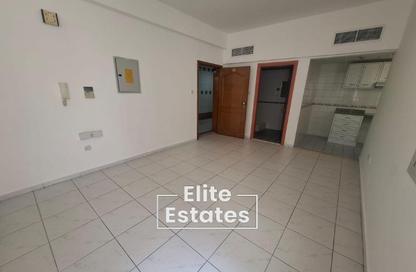 Apartment - Studio - 1 Bathroom for rent in Al Sharafi Building - Al Karama - Dubai Apartment - Studio - 1 Bathroom for rent in Al Sharafi Building - Al Karama - Dubai