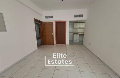 Apartment - Studio - 1 Bathroom for rent in Al Sharafi Building - Al Karama - Dubai Apartment - Studio - 1 Bathroom for rent in Al Sharafi Building - Al Karama - Dubai