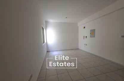 Apartment - Studio - 1 Bathroom for rent in Al Sharafi Building - Al Karama - Dubai Apartment - Studio - 1 Bathroom for rent in Al Sharafi Building - Al Karama - Dubai