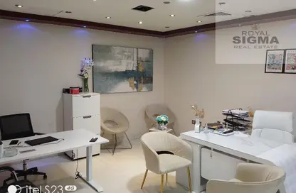 طابق كامل - 8 غرف نوم - 1 حمام للايجار في بناية الشرافي - الكرامة - دبي