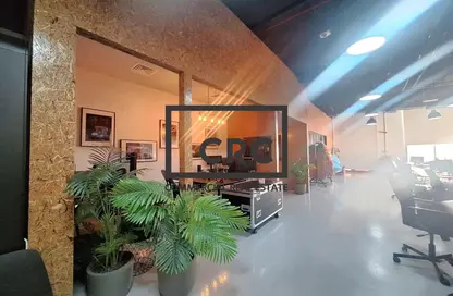 محل - استوديو - 1 حمام للايجار في المركز الأوروبي  للأعمال - مجمع دبي للاستثمار - دبي