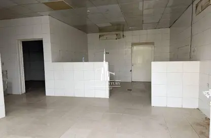 متجر - استوديو - 1 حمام للايجار في مبنى إل12 - طراز يوناني - المدينة العالمية - دبي