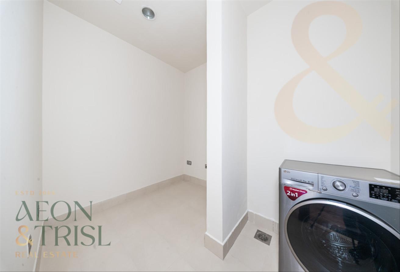 Vacant | 3 BR + Study | Burj Al Arab View photo 18