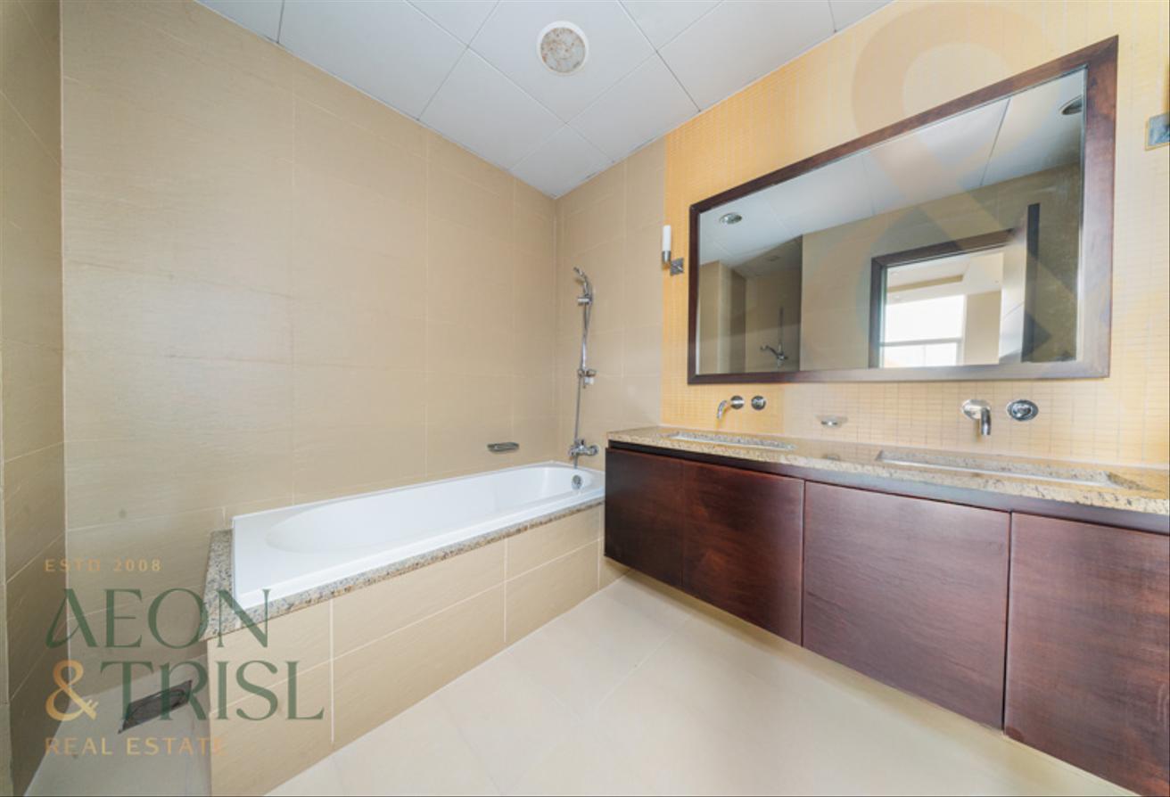 Vacant | 3 BR + Study | Burj Al Arab View photo 17