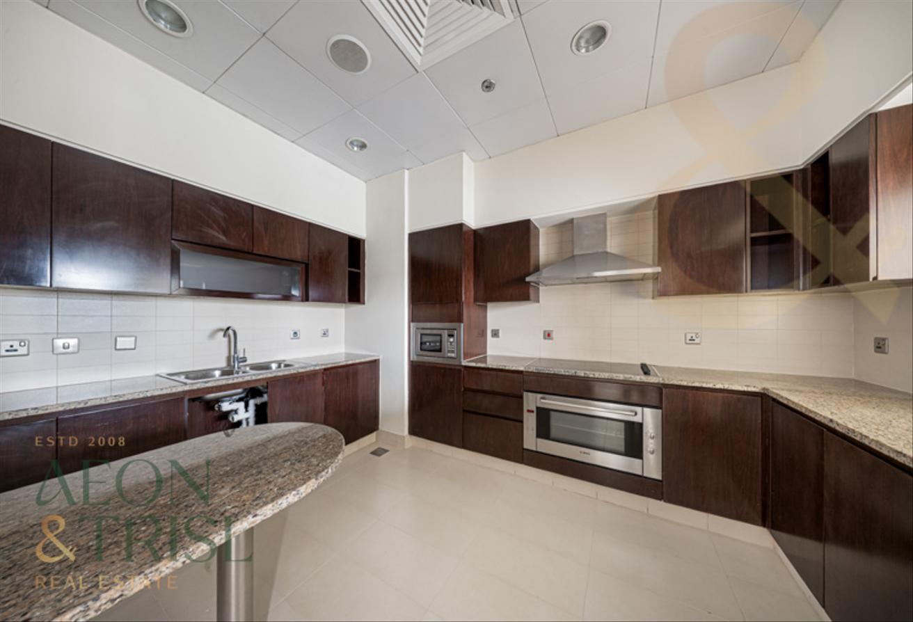Vacant | 3 BR + Study | Burj Al Arab View photo 11