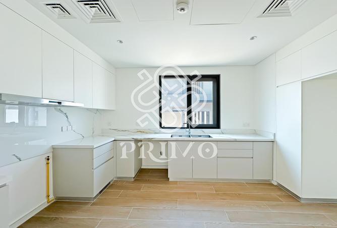 BRAND NEW | SINGLE ROW 4 BED + MAIDS TOWNHOUSE photo 3